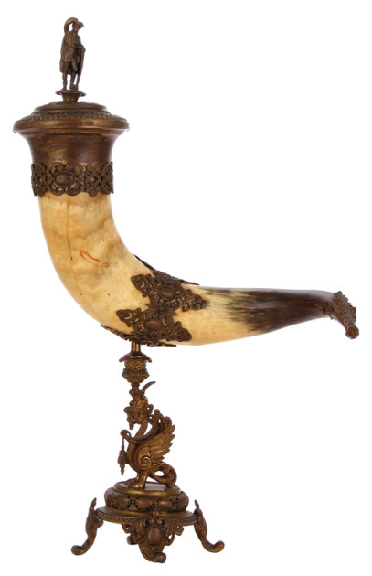 SOS - a rdy DRINKING HORN  Drinking Horn, 25. M  ht., steer horn, heavy brass mounts, griffin center figure, Lohengrin type finial,TSACO