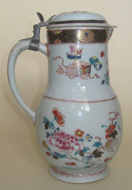 CR- Chinese porcelain famille rose ewer dating from the 18th century. height 25cm diameter of body 14cm